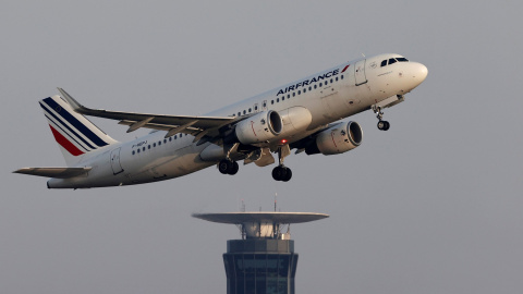 Un avión de Airefrance despega del aeropuerto Charles-de-Gaulle de París.