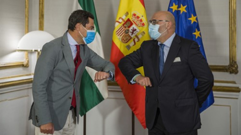 El presidente de la Junta de Andalucía, Juanma Moreno (i), durante la reunión con el portavoz del grupo parlamentario Vox, Alejandro Hernández (d). En Sevilla (Andalucía, España), a 02 de septiembre de 2020.