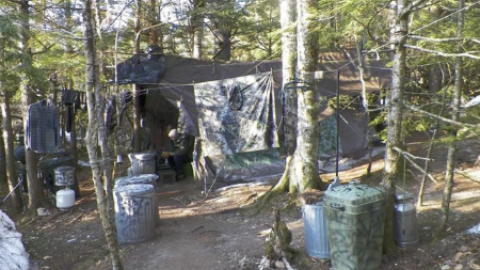 El campamento en el bosque en el que vivió durante 27 años Chris Knight