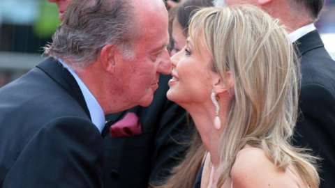 Juan Carlos I saluda a su entonces amante Corinna Sayn-Wittgenstein durante un acto en 2006 | Archivo.