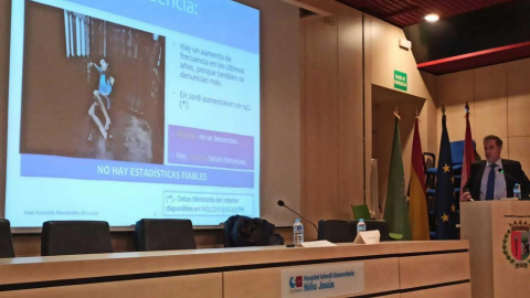 El forense José Antonio Menéndez de Lucas. durante su exposición en las jornadas del Hospital Infantil Universitario Niño Jesús. PÚBLICO