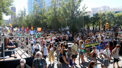 Una imatge de la concentració de protesta contra l'ampliació de l'Aeroport del Prat al carrer Tarragona de Barcelona.