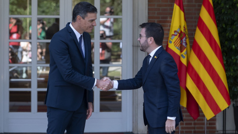 El presidente del Gobierno, Pedro Sánchez (i), y el de la Generalitat, Pere Aragonés, a su llegada a una reunión, en La Moncloa, a 15 de julio de 2022