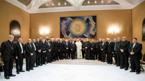 El papa Francisco posa junto a los obispos chilenos en el Vaticano. REUTERS/OSSERVATORE ROMANO