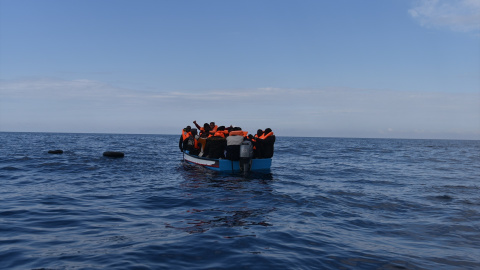 Imagen de archivo de varias personas migrantes en un bote de madera, antes de ser rescatadas por la ONG Open Arms.