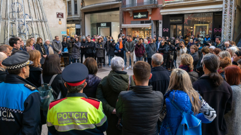 Varias personas participan este sábado en Lleida en el minuto de silencio en repulsa por el asesinato a manos de un hombre de 40 años acusado de matar a su pareja, a 17 de diciembre de 2022.