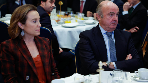 El vicepresidente del Banco Central Europeo, Luis de Guindos (d), acompañado por la portavoz parlamentaria del Partido Popular, Cuca Gamarra, durante el desayuno informativo de la tribuna Fórum Europa, en Madrid. EFE/ Chema Moya