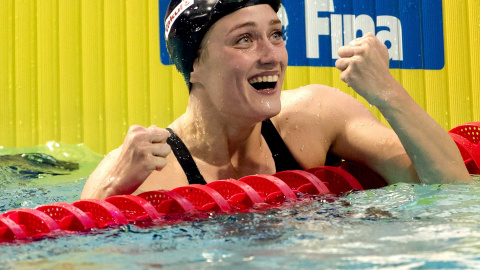 Mireia Belmonte tras su vitoria y su récord mundial de 400 metros estilos. EFE/EPA/Sander Koning