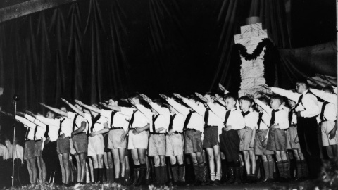 Niños hacen el saludo Nazi en un acto del German American Bund en 1939