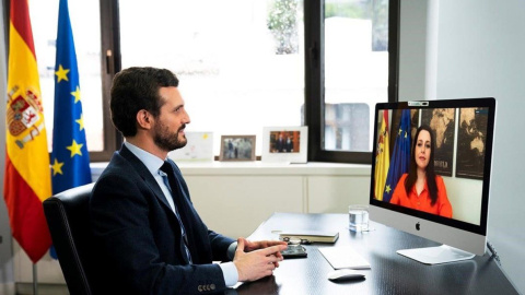 El líder del PP, Pablo Casado, en su despacho de la sede de Génova 13, y la presidenta de Ciudadanos, Inés Arrimadas, en su casa, durante una videoconferencia durante el confinamiento.