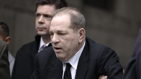 El productor estadounidense Harvey Weinstein llega a la corte para iniciar un juicio mientras enfrenta acusaciones de violación y agresión sexual.