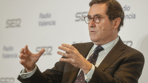 El presidente de la CEOE, Antonio Garamendi, analiza la situación de la economía española y la actividad empresarial en Encuentros SER de Radio València.