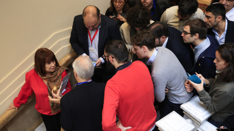 La senadora por Madrid y vicepresidenta primera del Senado, Cristina Narbona, en declaraciones a los medios, a su llegada este martes al Senado.