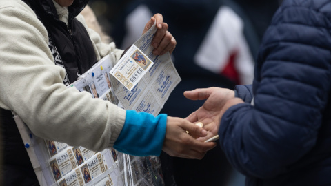 Una persona compra Lotería de Navidad, a 9 de diciembre de 2022, en Madrid