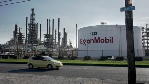 El logo de ExxonMobil en un depósito de su refinería en Baton Rouge (Louisiana, EEUU). REUTERS/Kathleen Flynn