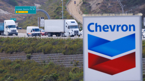 El cartel indicador de una estación de servicio de Chevron en Encinitas (California, EEUU). REUTERS/Mike Blake