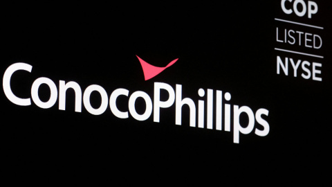 El logo de ConocoPhillips en una de las pantallas en el patio de negociación de la Bolsa de Nueva York (NYSE), en Wall Street. REUTERS/Brendan McDermid