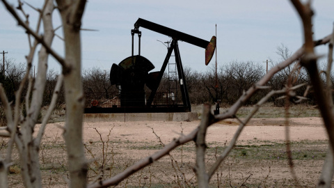 Un pozo de petróleo en el campo Yate, en la Cuenca Pérmica del oeste de Texas (EEUU). REUTERS/Bing Guan