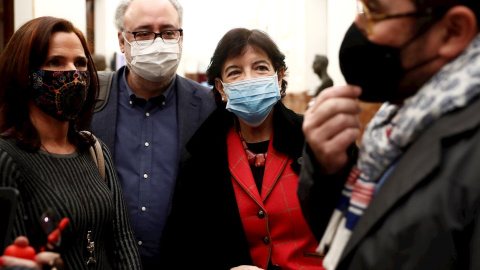 19/11/2020.- La ministra de Educación, Isabel Celaá (c) junto a la diputada socialista, María Luz Martínez (i) tras el debate en del Congreso este jueves de los puntos más polémicos sobre la ley de educación. EFE/ Mariscal