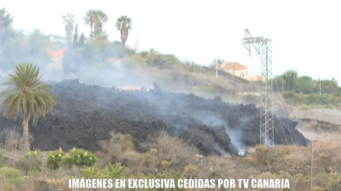 La lava avanza hacia la costa arrasando casas y cultivos en La Palma.