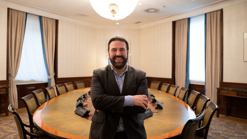 El diputado de EH Bildu Jon Iñarritu antes de su entrevista con 'Público' en una sala del Congreso. Alfredo Langa