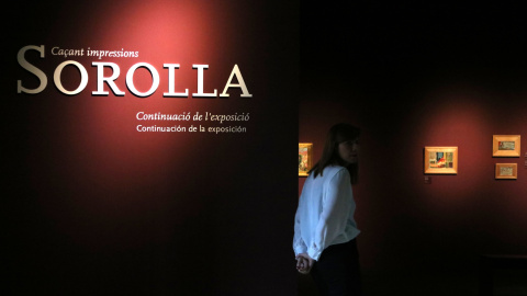 Una noia a l'exposició dedicada a Sorolla al nou centre expositiu