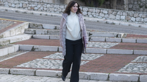 La presidenta de la Comunidad de Madrid, Isabel Díaz Ayuso, durante la inauguración de la X Asamblea Nacional de la Asociación los Pueblos más Bonitos de España, en el Teatro Lope de Vega de Chinchón.