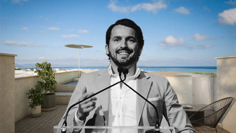 Pedro Alexandre Veiga ante una imagen del proyecto de inversión inmobiliaria en Ibiza publicado en la plataforma Housers