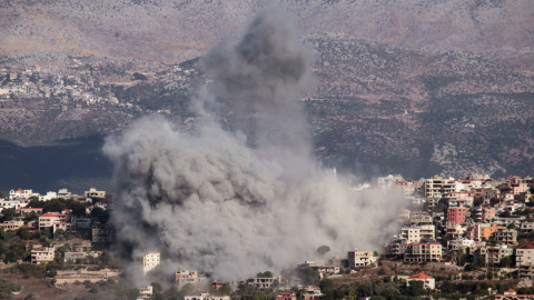 Humo tras un ataque aéreo israelí en la aldea de Khiam, en el sur del Líbano, cerca de la frontera con Israel.