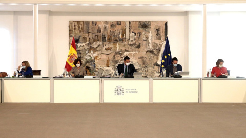 El jefe del Ejecutivo, Pedro Sánchez, y las vicepresidentas Nadia Calviño, Carmen Calvo, Teresa Ribera, y Pablo Iglesias, durante la reunión del Consejo de Ministros.