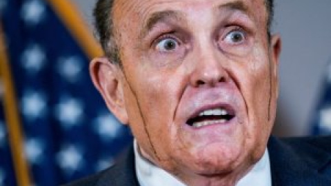 La metáfora visual de Rudolph Giuliani: sudando literalmente tinta mientras habla de fraude electoral en EEUU