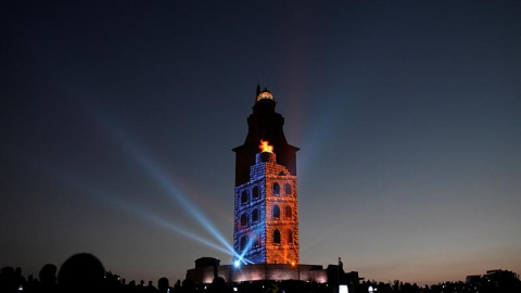 La Torre de Hércules se ha convertido esta noche en una gran pantalla sobre la que se proyecta el espectáculo audiovisual exclusivo "Luz e Son de Hércules", como broche del programa del X Aniversario del monumento como Patrimonio de la Humanidad. EFE /