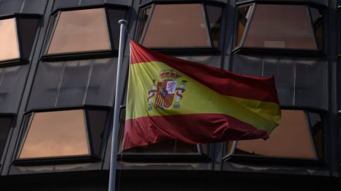 La bandera de España frente a la sede del Tribunal Constitucional el día que se celebra el Pleno extraordinario del Tribunal Constitucional (TC), a 19 de diciembre de 2022, en Madrid (España).