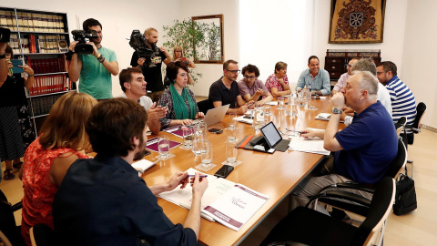 Reunión mantenida este viernes entre los representantes del PSN, Geroa Bai, Podemos e Izquierda-Ezkerra. EFE/Jesús Diges