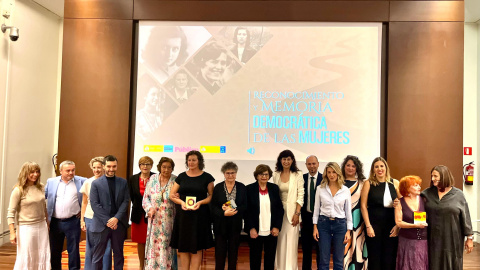 Foto de familia del acto 'Reconocimiento y Memoria Democrática de las Mujeres'