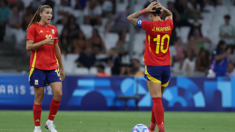 Dos jugadoras de la selección española de fútbol femenino durante la semifinal entre Brasil y España de  los JJOO de París 2024