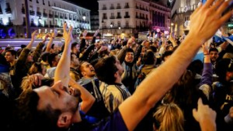 Cargas policiales y tres detenidos en la celebración de los aficionados argentinos en la Puerta del Sol