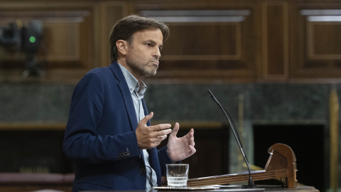 El presidente del grupo parlamentario de Unidas Podemos y En Comú Podem en el Congreso, Jaume Asens, interviene en una sesión plenaria, en el Congreso de los Diputados, a 15 de septiembre de 2022