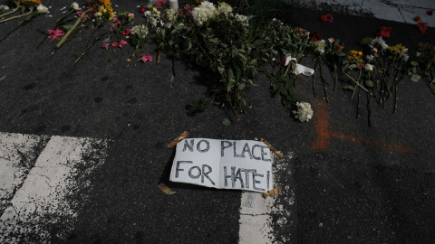 Flores y un cartel que pone 'No hay lugar para el odio', en la calle de Charlottesville donde un supremacista embistió con su vehículo contra una marcha anti-racista, provocando un muerto. REUTERS/Justin Ide