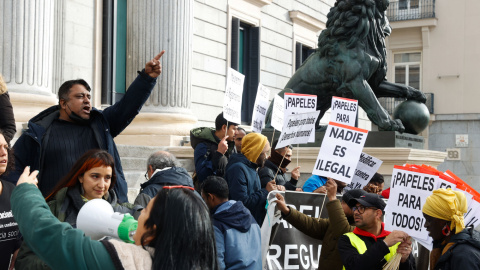 Representantes de más de 900 organizaciones se concentran en el exterior del Congreso este miércoles con motivo de su entrega de cajas con firmas para la regularización extraordinaria de personas migrantes.