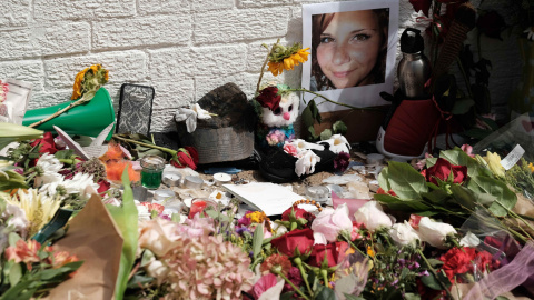 Flores y la foto de Heather Heyer, una de las víctimas de la jornada violenta protagonizada por supremacistas estadounidenses, en una calles de Charlottesville, en el estado de Virginia. REUTERS/Justin Ide