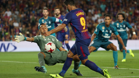 El futbolista uruguayo del Barça Luis Suarez antes de caer frente al portero del Real Madrid, el costarricense Keylor Navas, en la jugada del penalty que dio el empate al equpo blaugrana en la ida de la Supercopa de España en el Nou Camp. REUTERS/Sergio