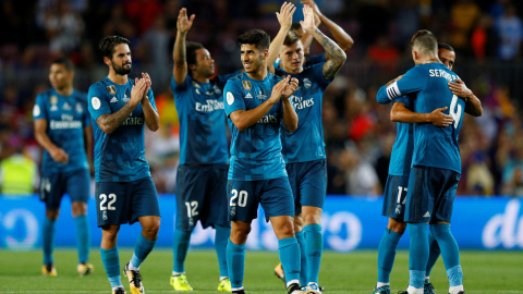 Marco Asensio, autor del tercer gol del Real Madrid en el Nou Camp, celebra con sus compañeros al final del partido la victoria en el partido de ida de la Supercopa de España en el Nou Camp. REUTERS/Juan Medina