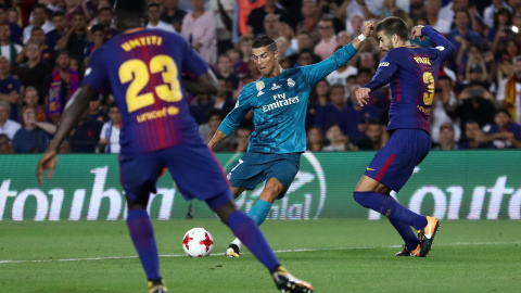 El portugués del Real Madrid, en el momento de disparar a portería para marcar el segundo gol del equipo blanco en el Nou Camp en el partido de ida de la Supercoppa de España. REUTERS/Juan Medina