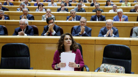 La ministra de Hacienda, María Jesús Montero, en el Senado durante el debate de los vetos al proyecto de Ley de Presupuestos Generales del Estado de 2018. EFE/Juan Carlos Hidalgo