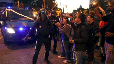 Despliegue policial en la sede de la CUP el 20-S. EFE