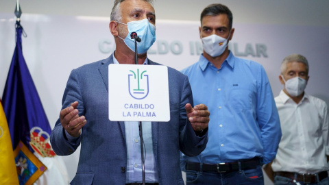 El presidente de Canarias, Ángel Víctor Torres, junto al presidente del Gobierno, Pedro Sánchez, atienden a los medios de comunicación tras asistir a la reunión del Comité Director del Plan Especial de Protección Civil y Atención de Emergencias po