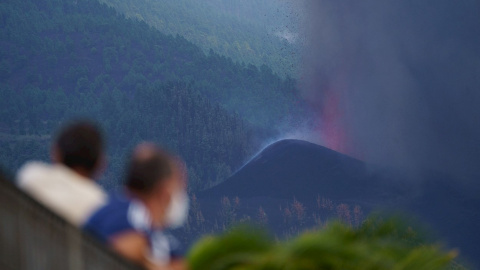 Vecinos observan desde un mirador de la localidad de Tajuya, en el municipio de El Paso, la evolución del volcán en La Palma.