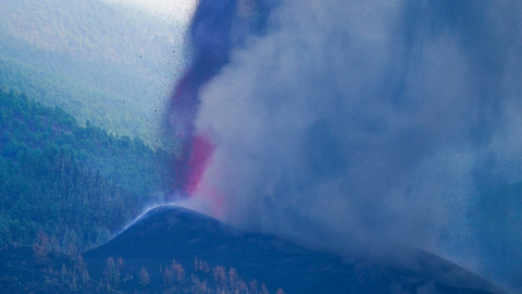 El volcán de la isla de La Palma expulsando lava este lunes 20 de septiembre de 2021.