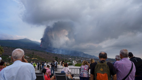 Numerosas personas observan desde un mirador de la localidad de Tajuya, en el municipio de El Paso, la evolución del volcán en La Palma.